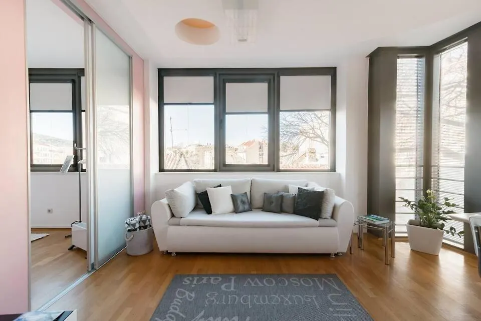 Apartment Infinity Split