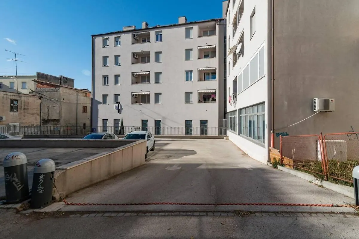 Apartment Infinity Split 0*,